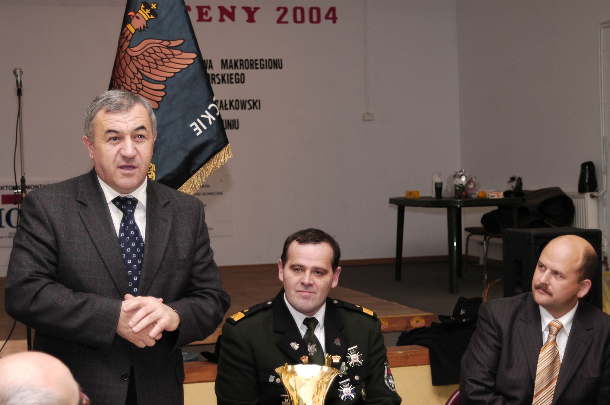 Prezes 294 letniego KBS Więcbork, Tomasz Roman Bracka, Minister Rządu RP Wojciech Mojzesowicz i Burmistrz Paweł Toczko w trakcie przejęcia z zasobów Skarbu Państwa 11 ha lasku miejskiego i obiektów przez KBS Więcbork i Gminę Więcbork 23. 12. 2006 r. To jest też moje dzieło i niemały prezent dla miasta Więcbork jakby ktoś zapomniał. pozdrawiam – Tomasz Roman Bracka