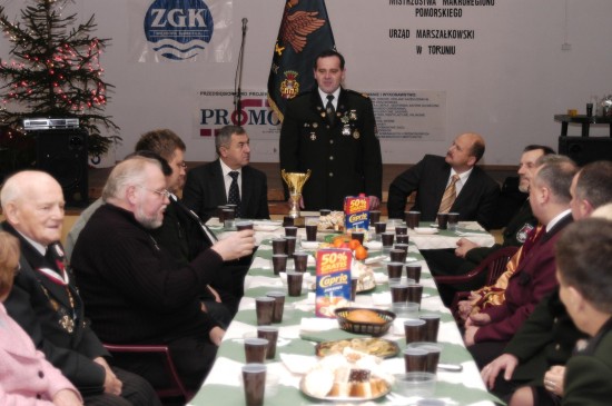 Na zdjęciu Prezes KBS Więcbork Tomasz Roman Bracka, Minister Wojciech Mojzesowicz z Rządu Premiera RP Jarosława Kaczyńskiego, Burmistrz Więcborka Paweł Toczko w trakcie przejęcia z zasobów Skarbu Państwa 12 hektarów lasku i obiektów brackich w Więcborku przez KBS Więcbork i Gminę Więcbork. Przypominam sklerotykom, że stało się to na mój wniosek Tomasza Roman Bracka Prezesa 294 letniego Kurkowego Bractwa Strzeleckiego w Więcborku – Więcbork siedziba KBS Więcbork 23. 12. 2006 r. godz. 21,15 – foto gazeta więcborska