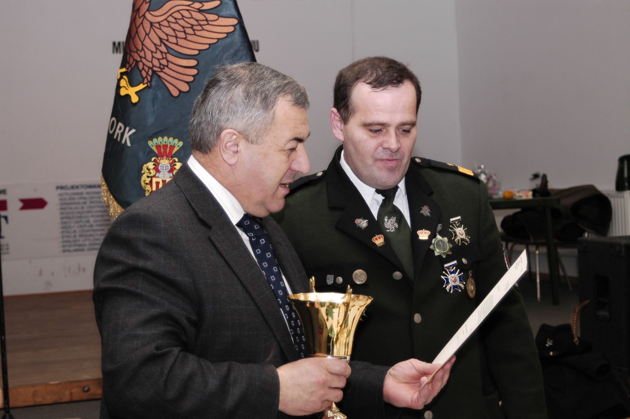 Prezes 294 letniego KBS Więcbork, Tomasz Roman Bracka, Minister Rządu RP Wojciech Mojzesowicz i Burmistrz Paweł Toczko w trakcie przejęcia z zasobów Skarbu Państwa 11 ha lasku miejskiego i obiektów przez KBS Więcbork i Gminę Więcbork 23. 12. 2006 r. To jest też moje dzieło i niemały prezent dla miasta Więcbork jakby ktoś zapomniał. pozdrawiam – Tomasz Roman Bracka