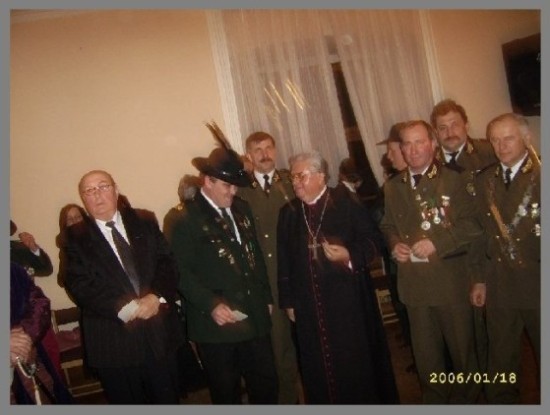 Prezes 294 letniego KBS Więcbork Tomasz Roman Bracka z Biskupem bydgoskim Janem Tyrawą zamek w Grocholinie opłatek bracki 2006 r. – archiwum gazeta więcborska