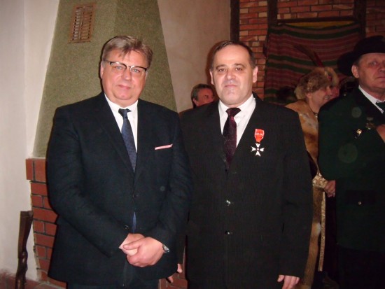 Jubileusz 285 – lecia Kurkowego Bractwa Strzeleckiego w Więcborka i 15 rocznica reaktywacji KBS Więcbork, której dokonałem jako prezes KBS Więcbork z 15 braćmi KBS Więcbork 24 lat temu w Więcborku 11. 11. 2002 r. Naz zdjęciu w siedzibie KBS Więcbork pierwszy prezes odrodzonego KBS Więcbork w III RP Tomasz Roman Bracka i Eurodeputowany Parlamentu Europejskiego PiS Kosma Złotowski powołany przeze mnie na brata KBS Więcbork w 2005 roku.Więcbork 08. 10. 2017 r. pozdrawiam Tomasz Roman Bracka – foto gazeta więcborska
