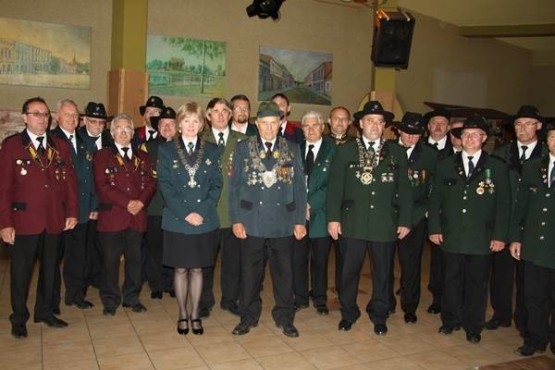 Król 294 letniego KBS Więcbork Tomasz Roman Bracka po Intronizacji w towarzystwie przybyłych gości oraz królowej KBS Sępólno Kr. oraz króla Zjednoczenia Okręgu Bydgoskiego Kurkowych Bractw Strzeleckich RP. Więcbork 25. 06. 2011 r. – foto gazeta więcborska