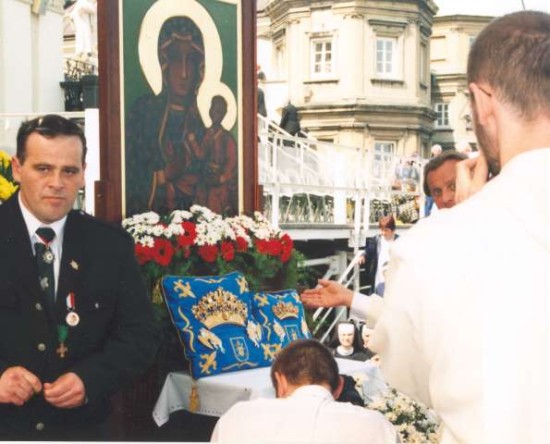 Prezes 294 letniego KBS Więcbork Tomasz Bracka przy koronach Papieskich Jana Pawła II w Święto Królowej Polski Matki Boskiej Częstochowskiej Jasna Góra 03. 05. 2005 r. foto Ojciec gen. J. Golonka