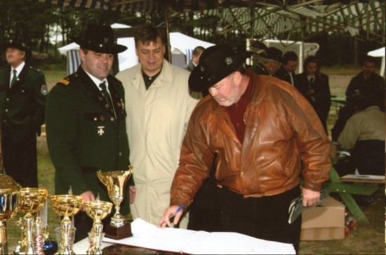 Prezes KBS 294 letniego Więcbork Tomasz Roman Bracka, Ks. Kapelan Andrzej Jaskóła i Senator RP Kosma Złotowski na strzelnicy w Więcborku, wpis do kroniki KBS Więcbork