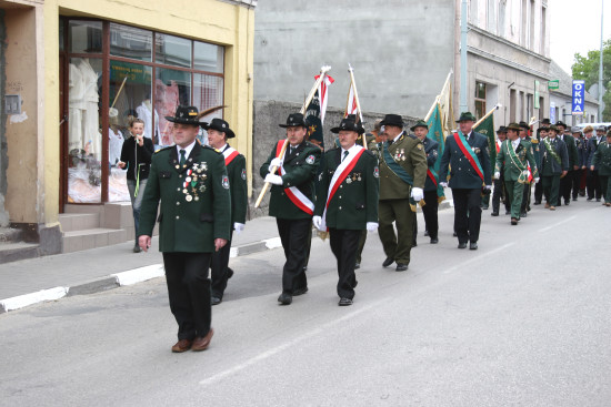 Mija 20 lat od poświęcenia nowego sztandaru 294 – letniego KBS Więcbork przez ks proboszcza Kątnego na prośbę prezesa Tomasza Bracka. Przemarsz prezesa Tomasza Romana Bracka z poświęconym sztandarem przez Więcbork foto Ryszard Pieczko na zlecenie Tomasz Roman Bracka