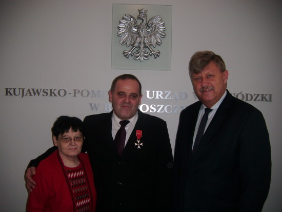 Z wojewodą kujawsko – pomorskim i mamą w Urzędzie Wojewódzkim w Bydgoszczy po odznaczeniu mnie przez przez Prezydenta RP dr. Andrzeja Dudę Krzyżem Oficerskim Orderu Odrodzenia Polski Polonia Restituta jest to drugie najwyższe państwowe odznaczenie cywilne w Polsce po Orderze Orła Białego. pozdrawiam Tomasz Roman Bracka 2017 r.