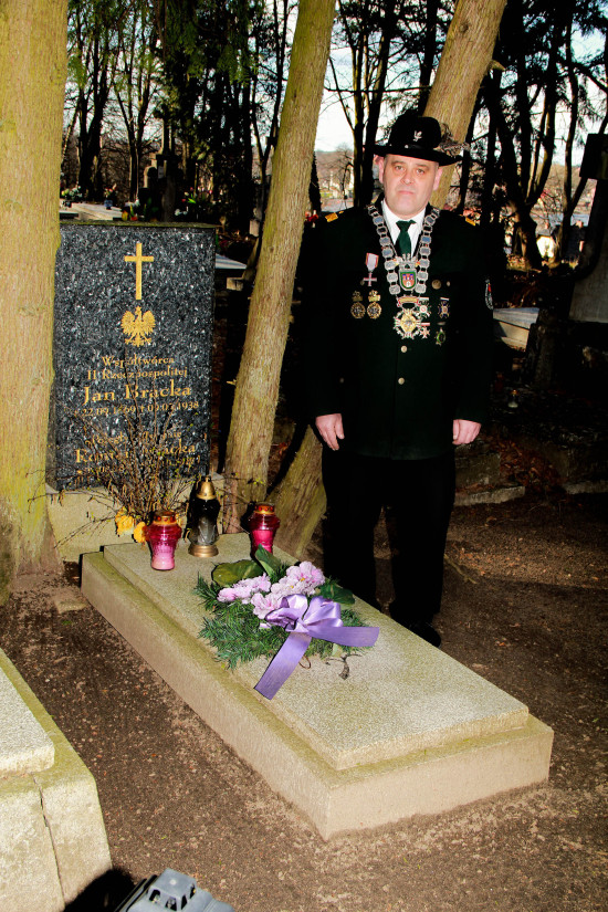 Założyciel w III RP, prezes i król 293 letniego Kurkowego Bractwa Strzeleckiego w Więcbork Tomasz Roman Bracka przy grobie śp. Jana Bracka założyciela i prezesa i króla 93 letniego Stowarzyszenia Kurkowe Bractwo Strzeleckie w Więcborku – foto Renata Bracka
