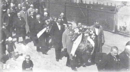 Pogrzeb Państwowy 88 lat temu mojego pradziadka śp. † Jana Bracka z udziałem najwyższych władz państwowych i regionalnych II RP w tym Marszałka Polski Edwarda Rydza-Śmigłego, Prezydenta RP Ignacego Mościckiego, władz państwowych, miejskich Więcborka, powiatowych i wojewódzkich. W pogrzebie uczestniczyły delegacje Kurkowych Bractw Strzeleckich RP, Polskiego Kupiectwa, TG Sokół, Strzelca oraz wszystkich organizacji świeckich i duchownych z Więcborka i regionu wraz z tysiącami przyjaciół i żałobników. Kondukt żałobny w asyście pięciu księży z proboszczem Wilmowskim na czele podążą ulicą Strzelecką na Cmentarz Parafialny w Więcbork 13. 05. 1938 r. Jana Bracka zmarł w Więcborku 9 maja 1938 r. o godz. 0, 30 – Tomasz Roman Bracka