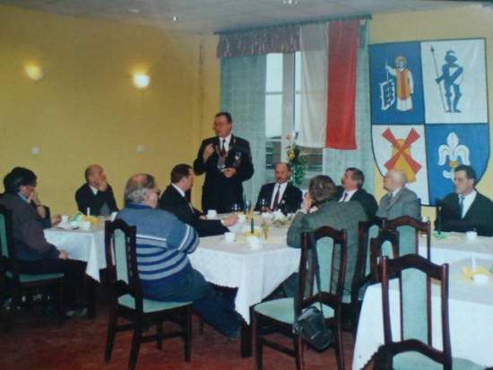 Reaktywacja 24 lata temu KBS Więcbork przez prezesa KBS Więcbork Tomasza Romana Bracka Więcbork 11. 11. 2002 r. – foto Andrzej Rok na zlecenie Tomasza Romana Bracka